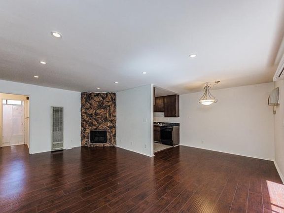 3rd image of 11545 Moorpark St #108