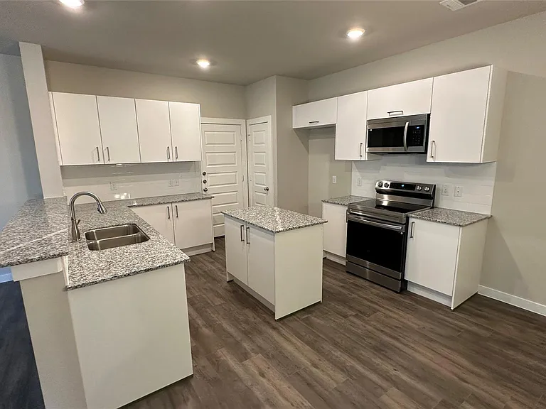9804 Grosbeak Ln — Photo 4