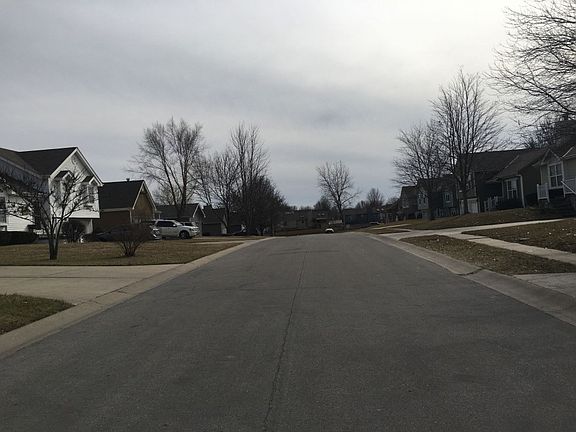 5th image of 825 NE Aaron Dr