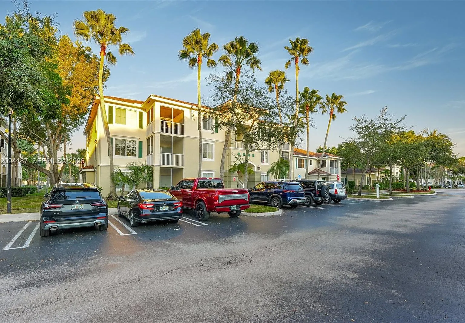 Palms Point Condo — Photo 1