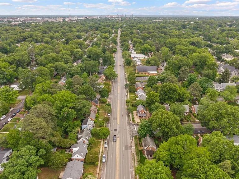 Walking distance to restaurants and shops on Libbie, and convenient to the Fan, Museum District, VCU, and downtown.
