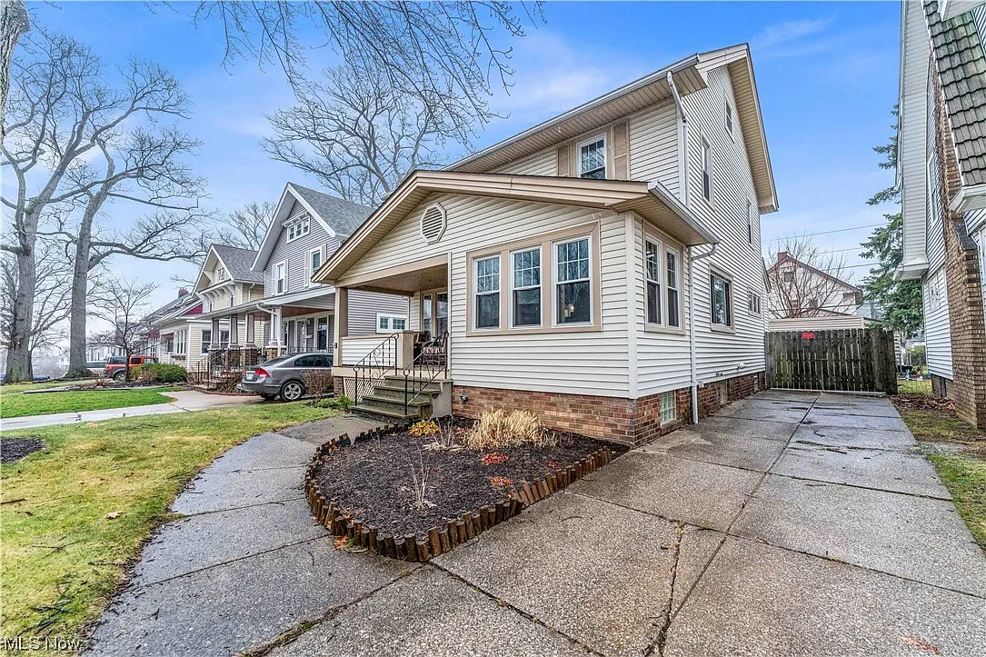 1667 Parkwood Rd photo 1