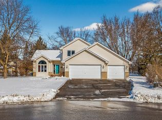 1157 Ridge Bluff Ct, Chaska, MN 55318