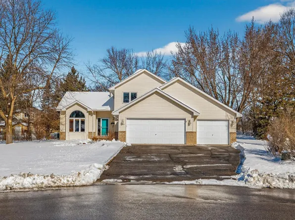 1157 Ridge Bluff Ct, Chaska, MN 55318