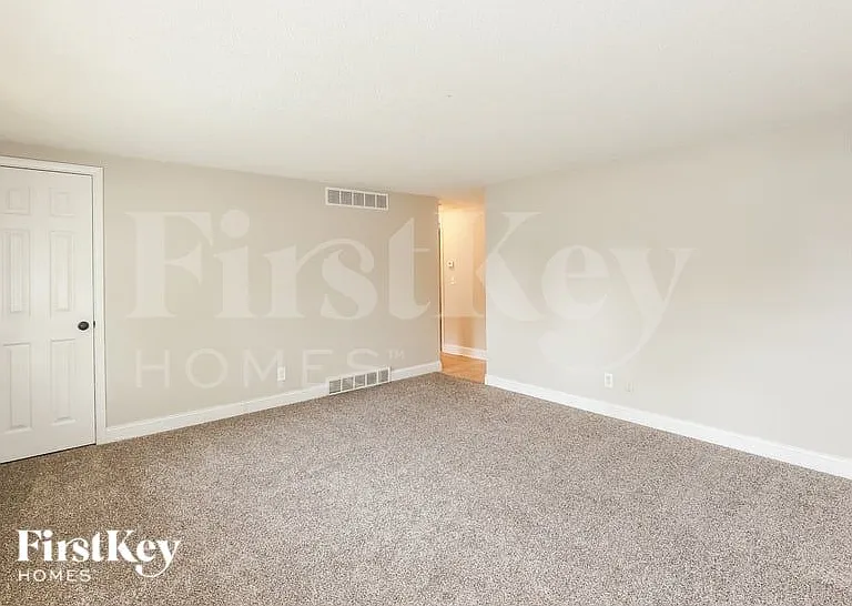 5044 N Bellaire Ave — Photo 4