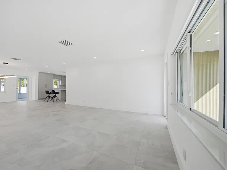 2001 NE 17th Way — Photo 3