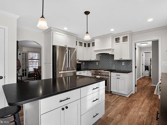 4th image of 615 Clarks Run Rd