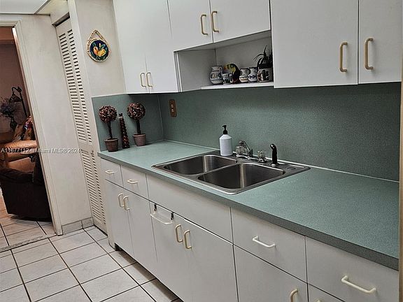5th image of 9660 Fontainebleau Blvd APT 10