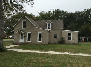 318 S 7th St, Burlington, KS 66839
