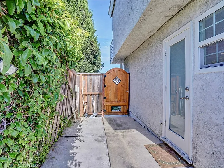 1409 Lakeside Ln — Photo 32