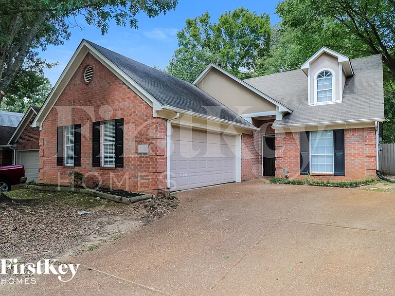 1049 Nolan Ln — Photo 2