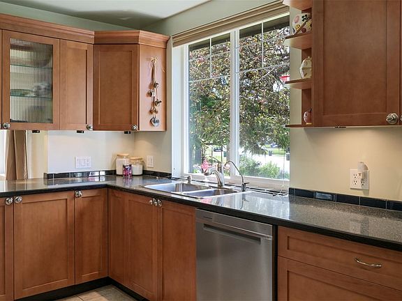 5th image of 1718 Garnet Rd