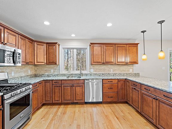 3rd image of 215 Rangeway Rd #12