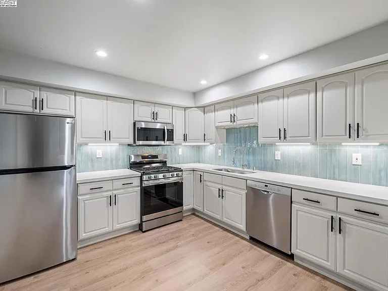 3028 Colby St #D — Photo 8