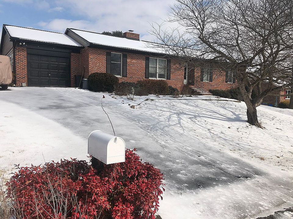 One car garage with windows 
