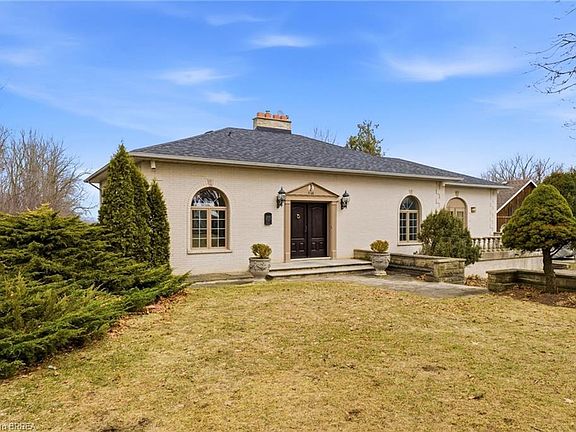 2nd image of 46 Tutela Heights Rd