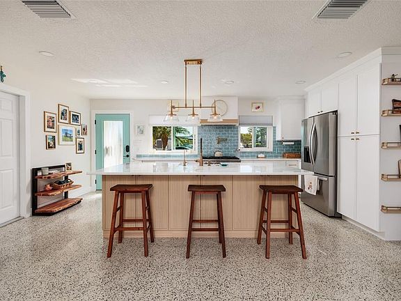 5th image of 9298 SUN ISLE DRIVE NE
