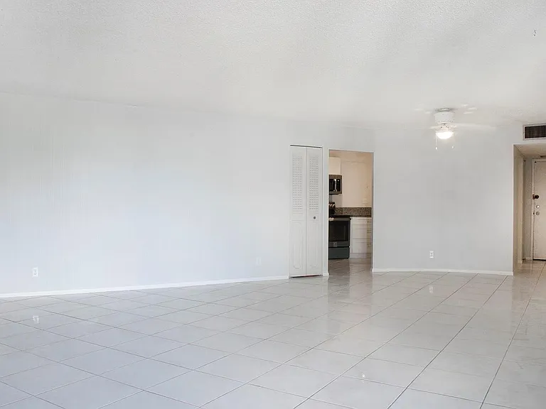 800 Parkview Dr #411 — Photo 5