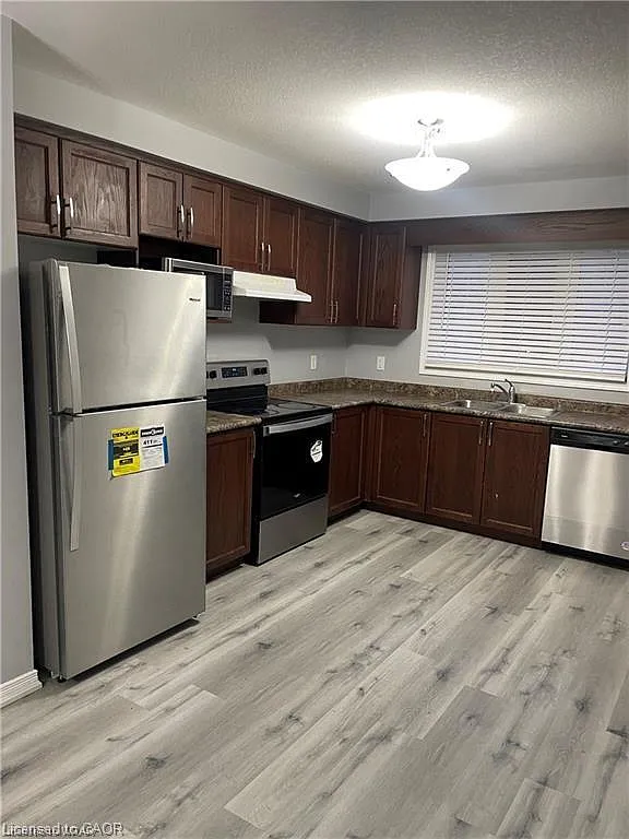 3 bed, 2.5 bath, 1400 sqft, $2,600 — Photo 2