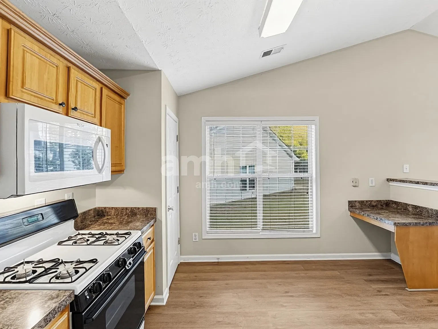 3 bed, 2.0 bath, 1453 sqft, $2,200 — Photo 3
