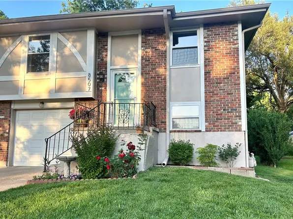 8507 Grandview Ave, Overland Park, KS 66212