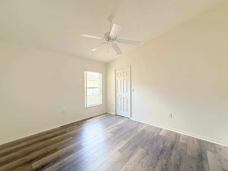 240 Center Oak Cir — Photo 29