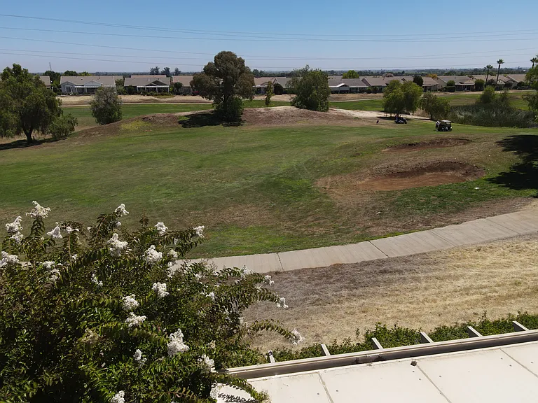 729 Richardson Dr — Photo 2