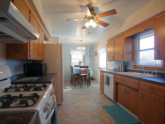5th image of 136 12th Ave S