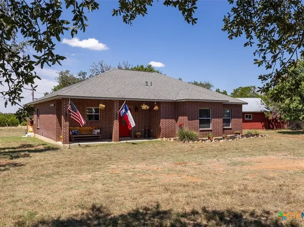 495 Hill Country Dr, Pipe Creek, TX 78063