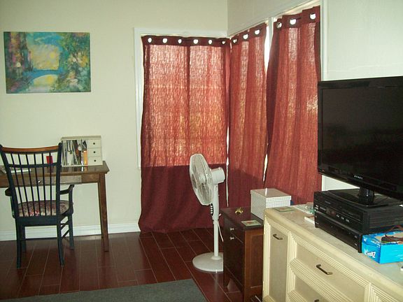 4th image of 411 E Buckthorn St #A