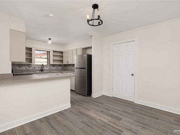 3rd image of 1101 W 4th St