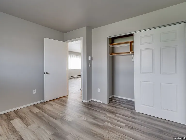 560 W Linwood Ave — Photo 8