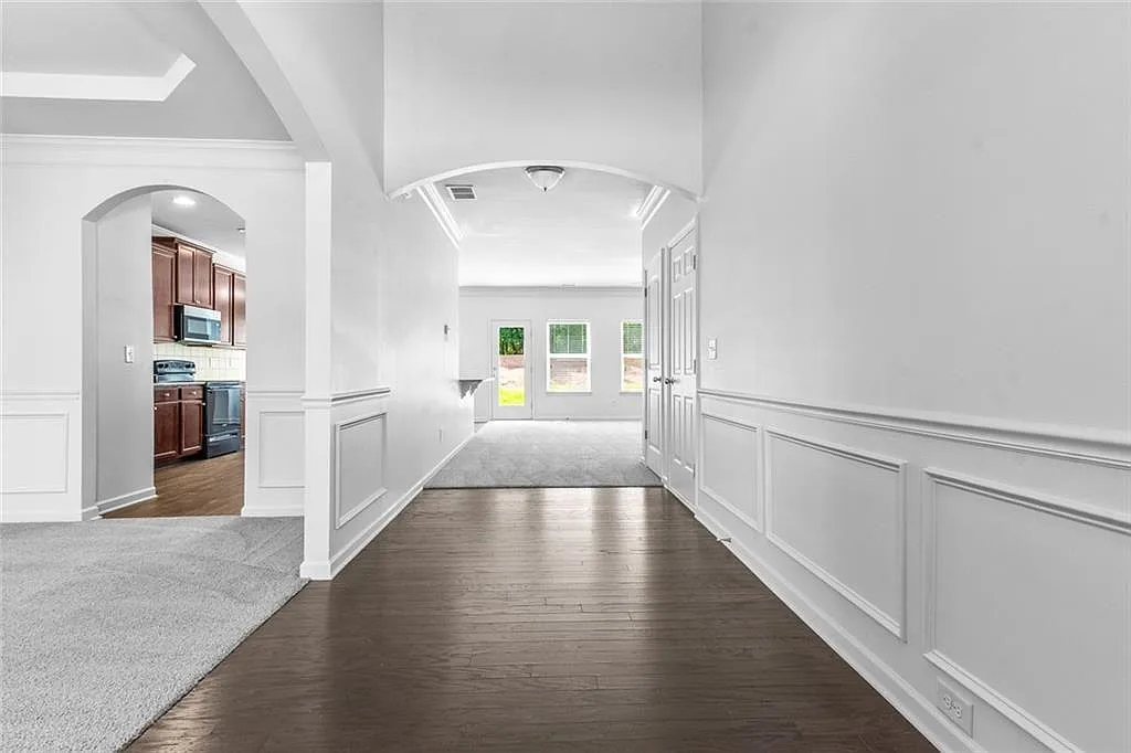 5 bed, 3.5 bath, 3025 sqft, $2,350 — Photo 3