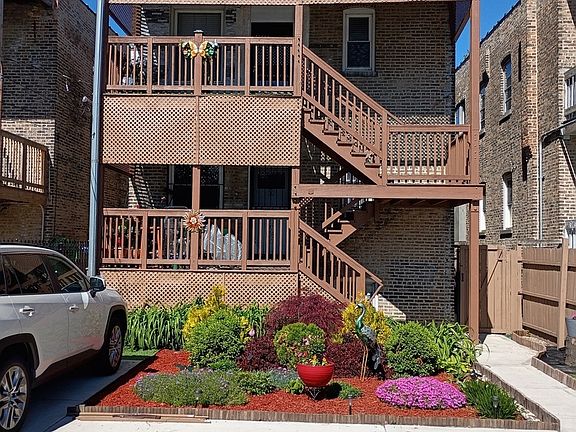 4th image of 739 N Trumbull Ave