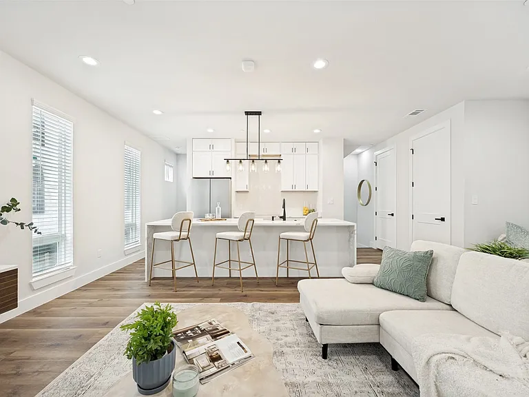 5633 Live Oak St #103 — Photo 4