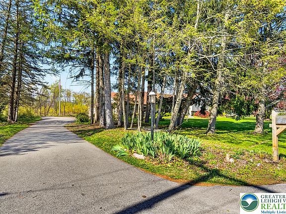 3rd image of 976 Ridge Rd