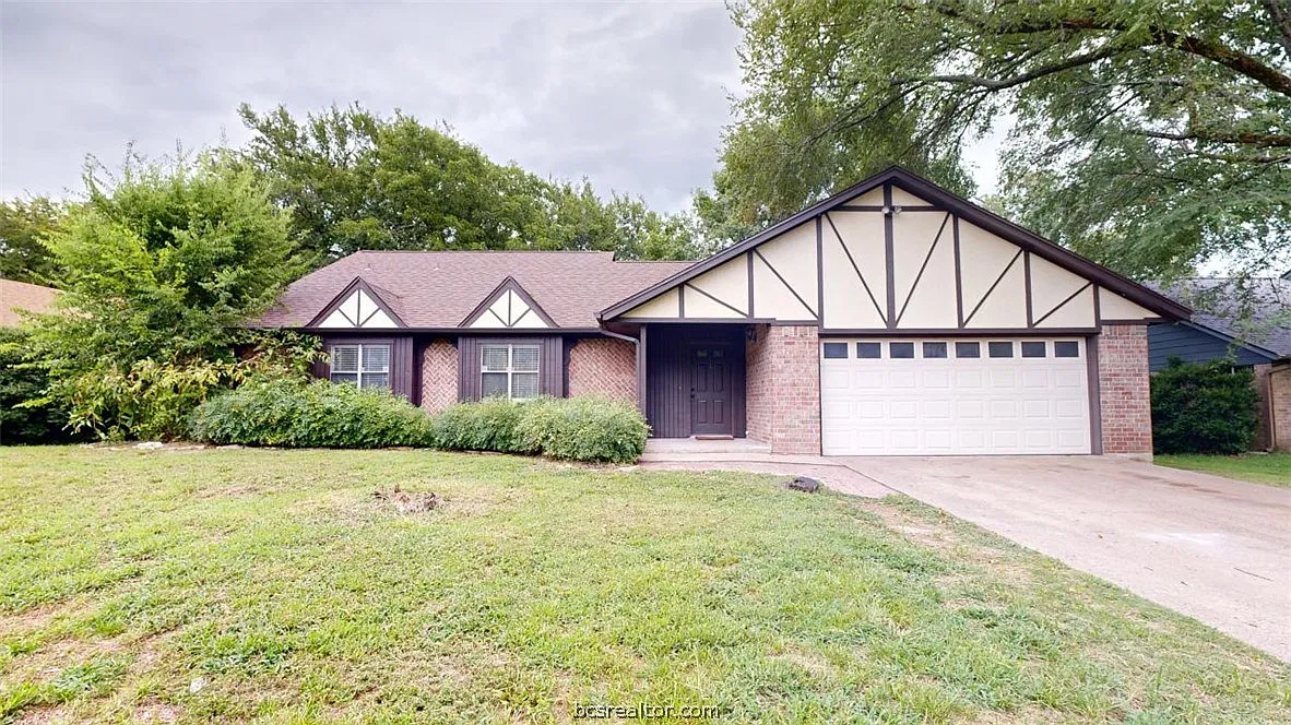 4 bed, 2.0 bath, 1348 sqft, $2,200 — Photo 1
