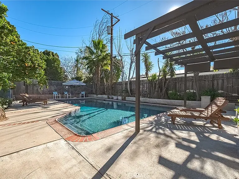 20852 Kittridge St — Photo 3