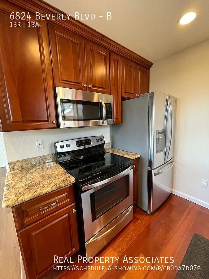 Building Photo - 6824 Beverly Blvd #B