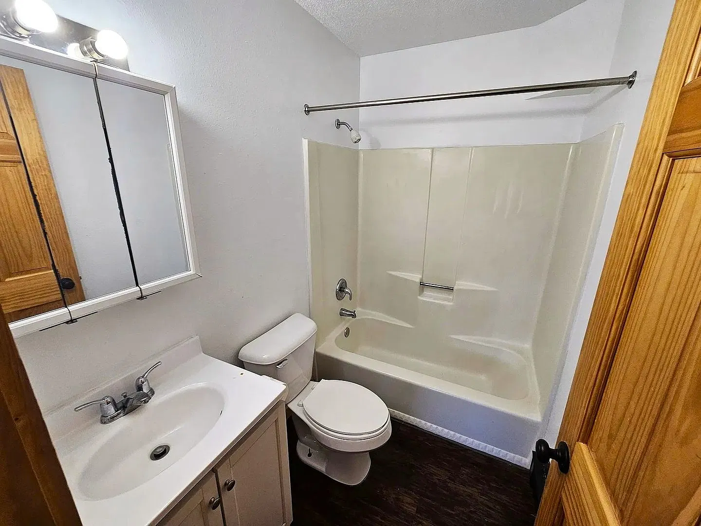 Charming 2 Bed, 1 Bath Apartment Near Emplify Hospital — Photo 4