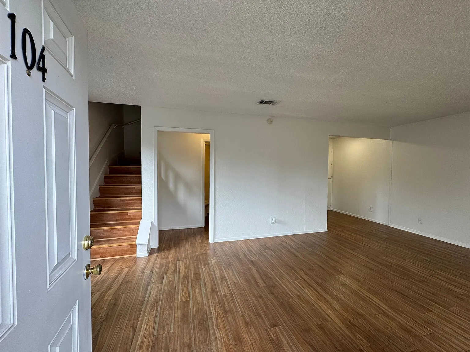 2 bed, 1.5 bath, 943 sqft, $1,358 — Photo 2