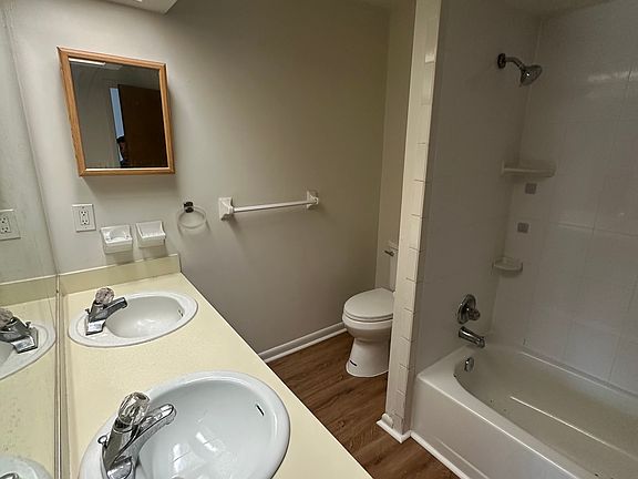 4th image of 383 Market Sq E