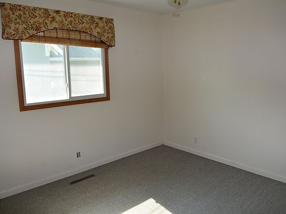 5th image of 722 E 2nd St