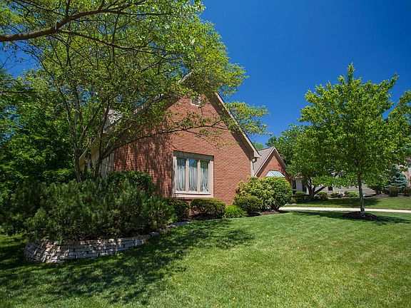3rd image of 948 Woodsedge Ln