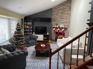 691 Schooner Ln, Elk Grove Village, IL 60007