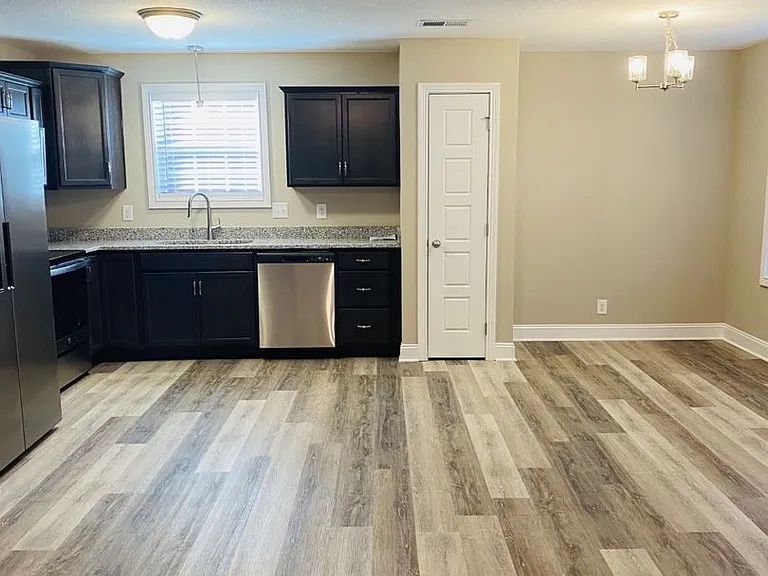 1033 Whitney Dr — Photo 10