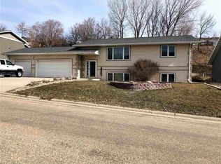 1412 Golden Valley Ln, Minot, ND 58703