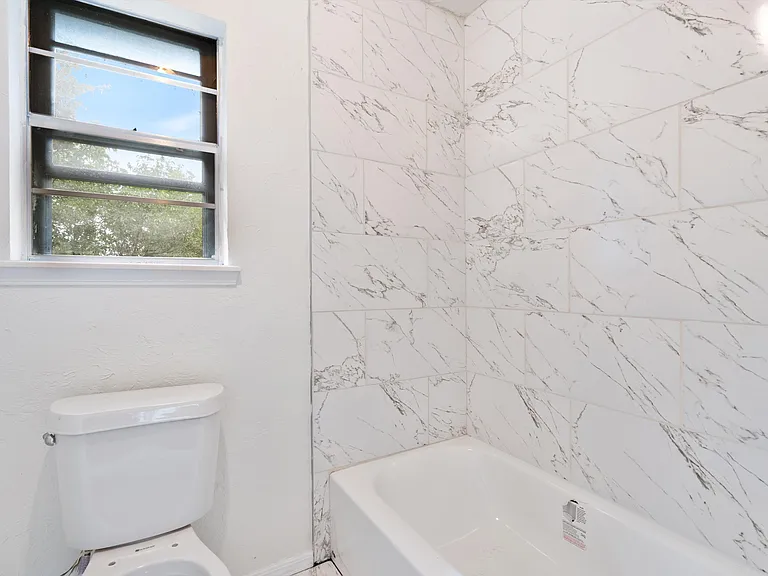 8105 NW 114th St — Photo 28