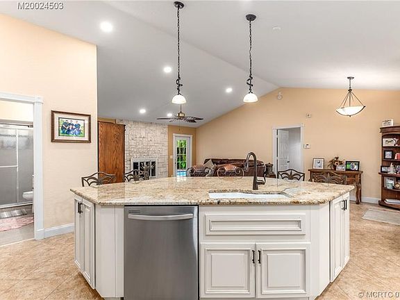 4th image of 3023 SW Berry Ave