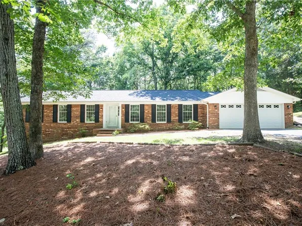 636 Oaklawn Rd, Winston Salem, NC 27107